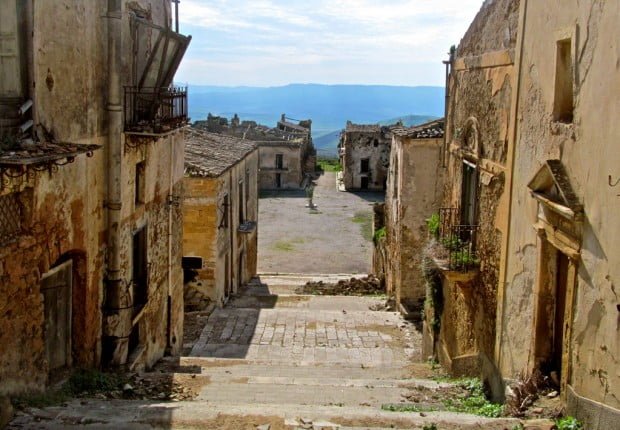 Nel Belìce rinasce il borgo fantasma L’impegno degli emigrati e dei vecchi residenti per restituire al pubblico Poggioreale antica, un museo a cielo aperto